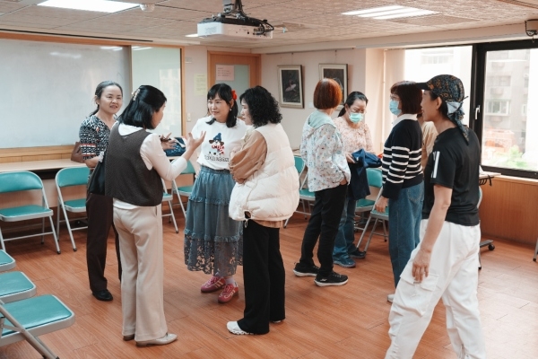 一進教室，台灣癌症基金會笑癌逐開社的社員就開心地聊起天來。（圖片來源：影巷26號攝）