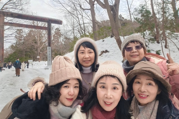 2025年聖誕節，在笑癌逐開社相識的5位好朋友，相約一起去北海道旅遊。（圖片來源：簡珮紜）