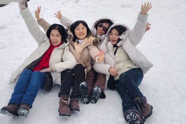 和好友半躺在軟綿綿的雪上，心也變得輕盈。（圖片來源：簡珮紜）