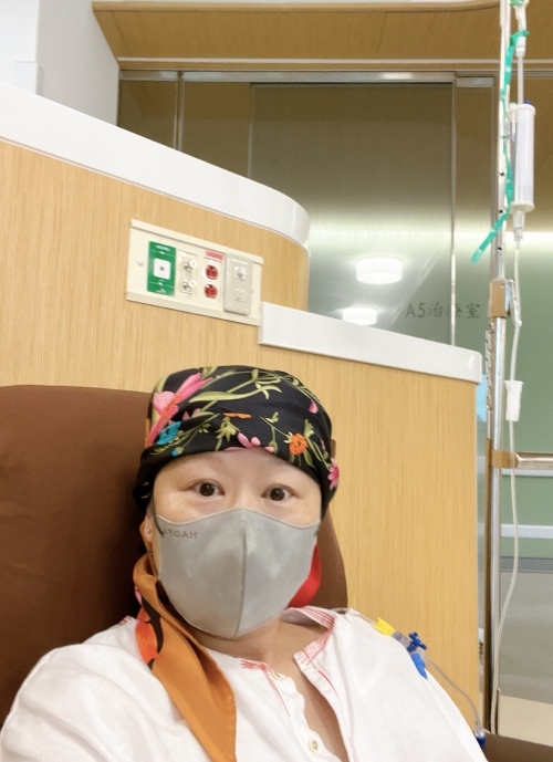 治療癌症期間，以絲巾包覆頭部可免於受寒。（圖片來源：程昀儀）