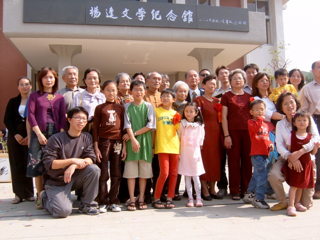 楊翠將傳承祖父精神的重擔扛在肩上，圖為楊翠一家人在楊逵文學紀念館前合影。（圖片來源：楊翠）