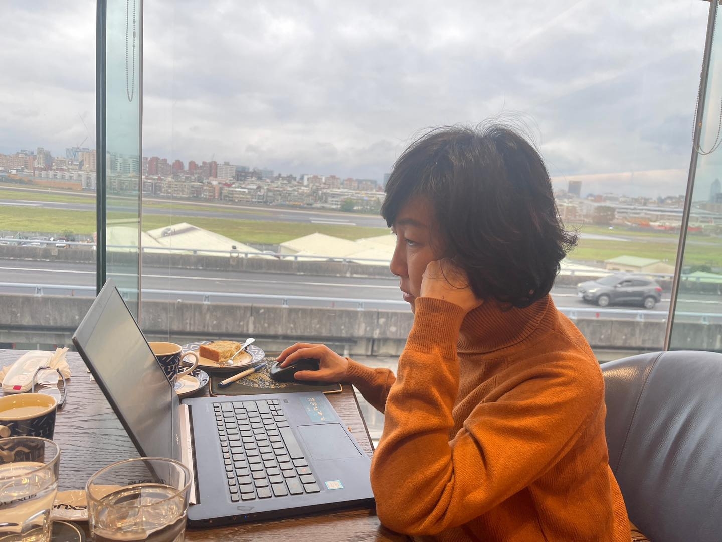 丁菱娟說，名片是公司給的，但身分是自己創造的！近年來她持續寫作，創造了「作家」這個新身分。在做這個訪問時，她笑說下一本書已寫好了。（圖片來源：丁菱娟）