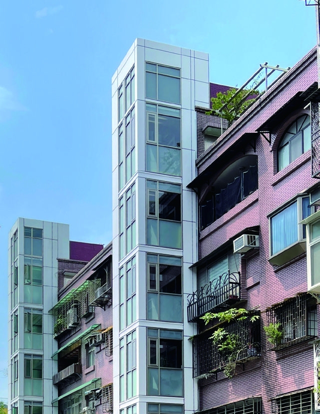 外掛電梯需裝設在公寓的法定基地範圍內。（圖片來源：《讓家照顧你的後半輩子》）