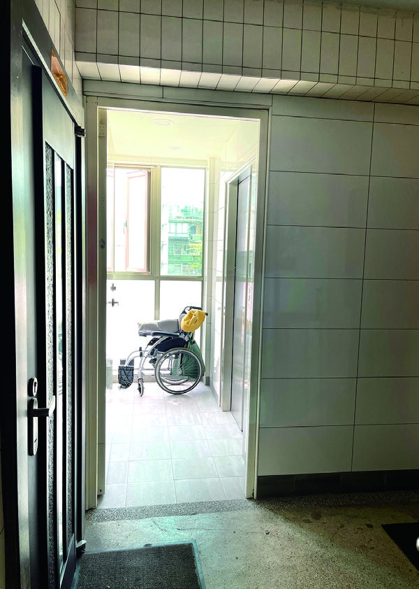 電梯間完成：行動不便者、輪椅使用者不再被困在公寓，照顧者也會省力許多；以往規範電梯增設後的一樓出入口寬度要120公分以上。現在可有條件減少到75公分以上。（圖片來源：《讓家照顧你的後半輩子》）