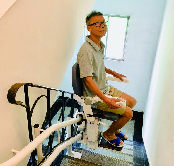 座椅升降機：無法安裝外掛電梯的老公寓住戶，透過樓梯升降椅可以解決上下樓梯的不便，樓梯寬度至少要在65公分以上。（產品示範：羅布森 圖片來源：《讓家照顧你的後半輩子》）