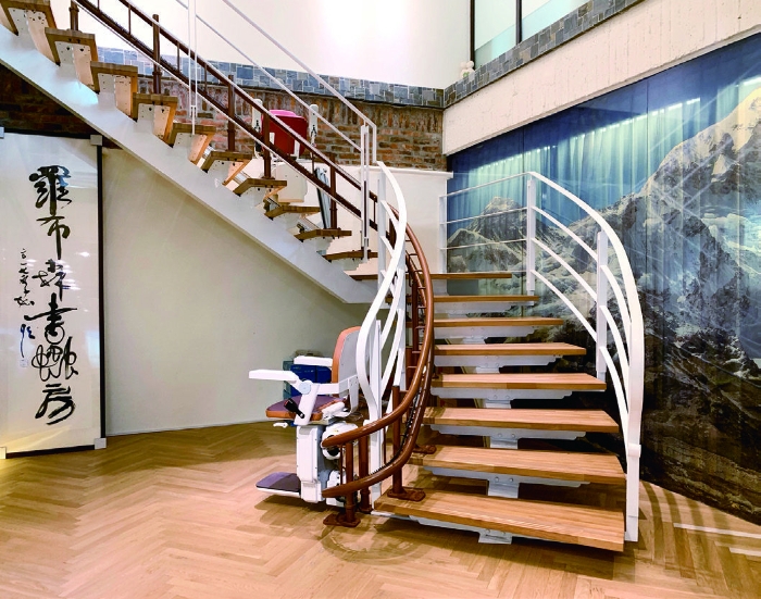 軌道是固定在階梯面上，不論是水泥、木頭或磁磚都可施作。座椅收闔後不到30公分，停在末端不影響行進。（場地：羅布森 圖片來源：《讓家照顧你的後半輩子》）