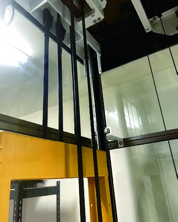 電梯鋼帶：以鋼帶代替鋼索增加穩定性，避免鋼索常見的微動腐蝕、繩股擠出變形、扭結等，造成車廂歪斜等危險狀況。（產品示範：啟揚電梯  圖片來源：《讓家照顧你的後半輩子》）