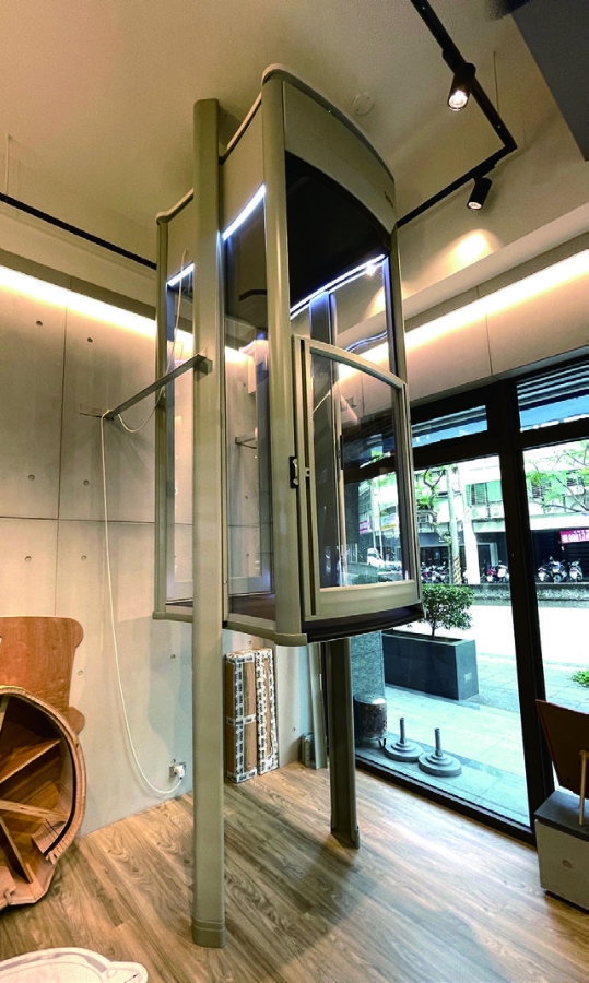 2層樓小電梯源自英國，常安裝於以2層樓為主的別墅大宅。門可選擇雙開或單開、半門或全門。（產品示範：朔成家用小電梯 圖片來源：《讓家照顧你的後半輩子》