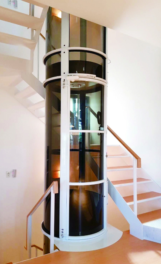 3人座的膠囊電梯，可容納1張輪椅1位看護使用，常見安裝於樓中樓及透天，空間小又5停的特性，滿足許多每天要到頂樓神明廳的透天屋主。（圖片來源：nuva真空氣動梭）