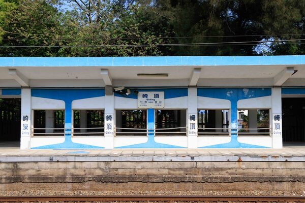 抵達崎頂車站後，先別急著離開，因為車站本身就風光無限。此為從第1月台往第2月台的方向看。（圖片來源：葉琳喬攝） 