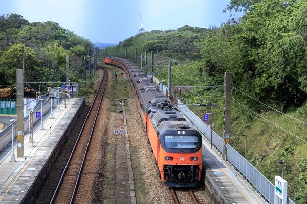 站在崎頂車站人行天橋往下看，可拍到列車通過的景象。（圖片來源：葉琳喬攝）