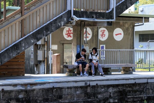 和好友一起在月台候車，是許多人青春時代的共同記憶。此為崎頂車站第1月台。（圖片來源：葉琳喬攝）
