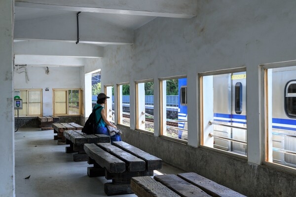 崎頂車站第2月台設有簡易候車室，厚實的木製排椅洋溢復古風情。（圖片來源：葉琳喬攝） 