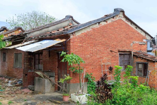 往崎頂觀景台的路上，從右側北戶聚落深鎖的大門向內望，成排紅磚牆極具特色。（圖片來源：葉琳喬攝） 