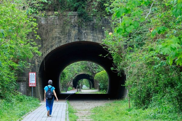 崎頂子母隧道沿途鋪設平坦地磚，適合輕鬆散散步。（圖片來源：葉琳喬攝） 