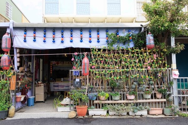 阿麗小棧外觀辨識度極高，這是崎頂車站周遭唯一的飲食店。（圖片來源：葉琳喬攝） 