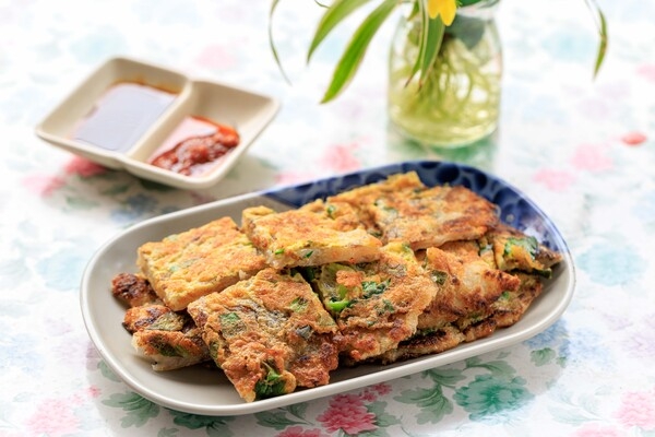 加了玉米粉的蘿蔔糕打蛋下鍋煎香後，外皮酥脆、裡面帶Q度。一份65元。（圖片來源：葉琳喬攝） 