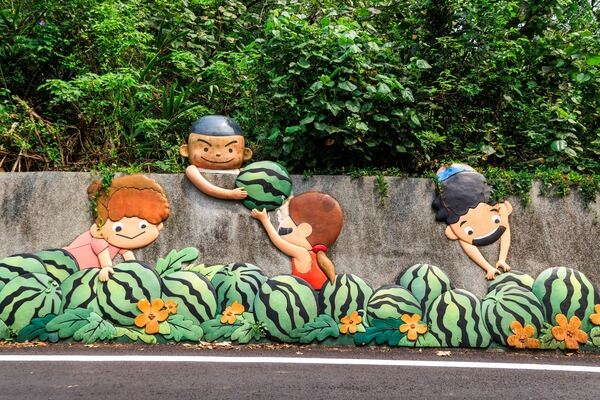 每年6月左右，崎頂都會舉辦西瓜文化節，這片浮雕顯示當地以西瓜聞名。（圖片來源：葉琳喬攝） 