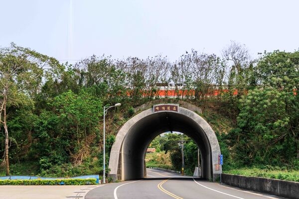 火車行經崎頂隧道上方的畫面，經常吸引鐵道迷駐足。（圖片來源：葉琳喬攝） 
