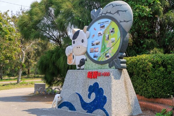 崎頂新樂園廣場上的綠光海風自行車道導覽圖。（圖片來源：葉琳喬攝） 