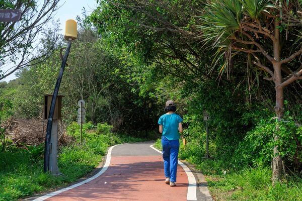 崎頂新樂園廣場往龍鳳漁港入口。（圖片來源：葉琳喬攝） 