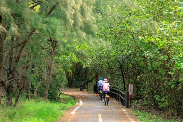 崎頂新樂園至龍鳳漁港的自行車道景色優美，頗具歐式風情。（圖片來源：葉琳喬攝） 