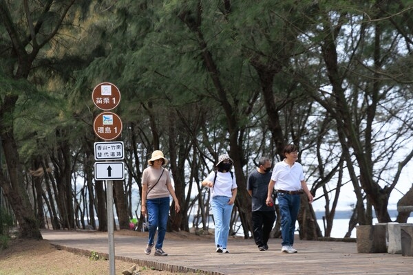 看到這條平坦的木棧道，表示龍鳳漁港快到了。（圖片來源：葉琳喬攝） 