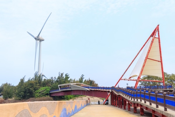 風帆造型是跨海景觀橋的標誌，橋上設有座椅供旅客休憩。（圖片來源：葉琳喬攝） 