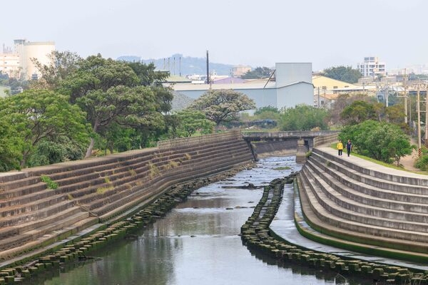 龍鳳漁港旁的冷水溪。（圖片來源：葉琳喬攝） 