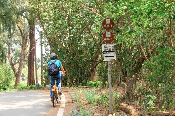 回程於龍鳳漁港租YouBike，循原路即可返回崎頂車站。（圖片來源：葉琳喬攝） 