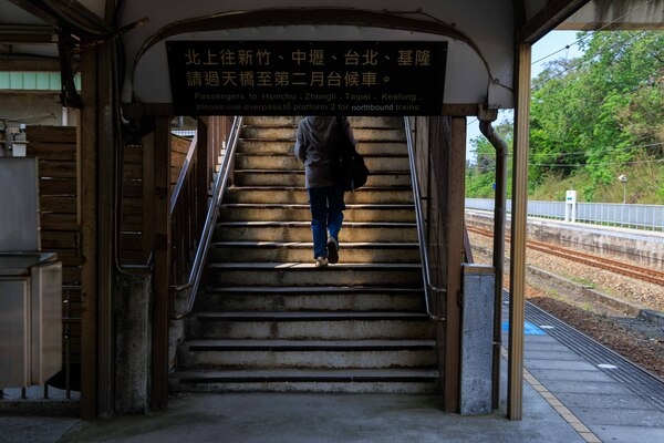 崎頂車站第1和第2月台由人行天橋連接，目前仍需爬樓梯往返，無障礙電梯預計2026年底完工。（圖片來源：葉琳喬攝） 