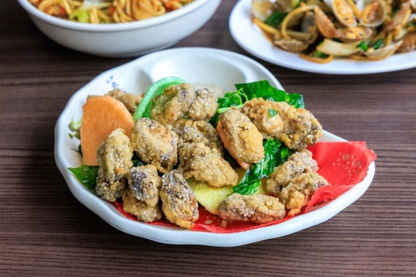 漁港旁有多家餐廳，可任選一家品嘗。（圖片來源：葉琳喬攝） 