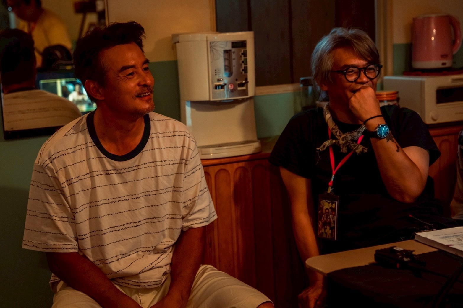 導演張清峰（右）將熟年男人心聲拍成電影《NO GOOD！歐吉桑》，左為主要演員之一的李銘順。（圖片來源：張清峰）