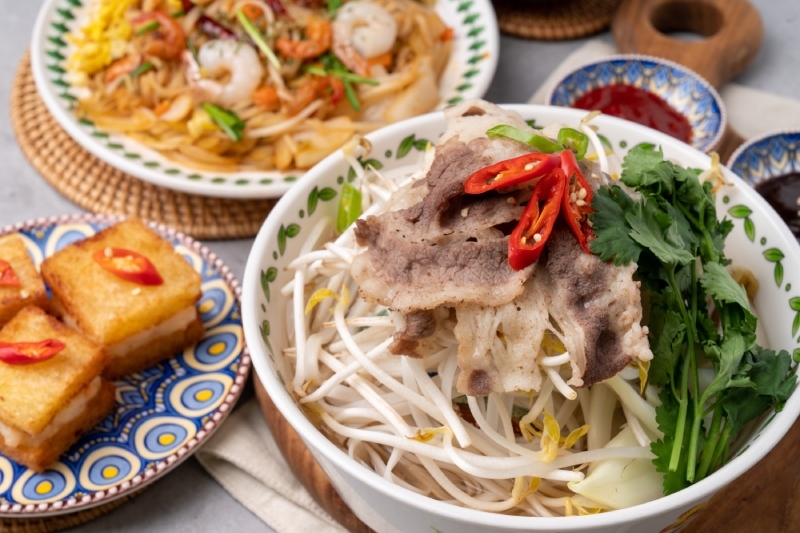 三餐飲食精緻，高油高糖高鹽，容易導致血糖在無形中飆升。