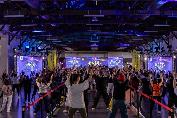 數百人一起運動，搭配舞台燈光音響效果，帶給參加者全新的體驗與震撼。參加者相約「大家不只一起變老，也要一起身體變好！」滿滿正能量爆棚！（圖片來源：易志強攝影工作室） 
