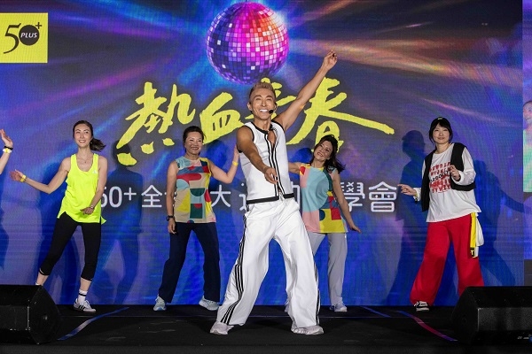 亞洲有氧天王潘若迪與讀者在台上互動，大家又笑又跳，也有從美國回台參加的讀者，體驗運動就是那麼好玩！ 