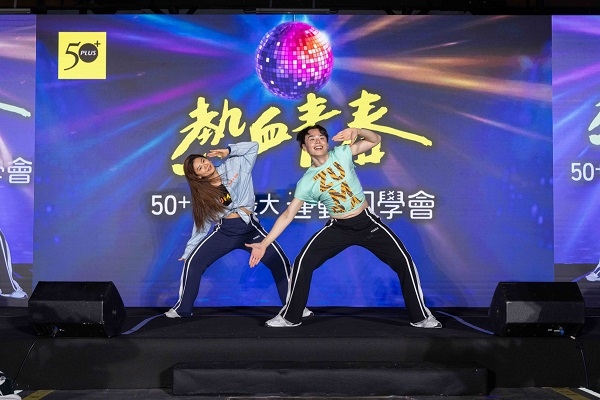 Jimi（右）的動感Zumba趴，以流暢、清晰的動作，讓現場所有參加者都能快速上手同樂。（圖片來源：易志強攝影工作室） 