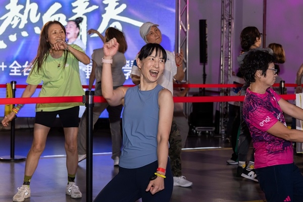 Zumba燃脂效果佳，讓現場的參加者大呼過癮。 （圖片來源：易志強攝影工作室） 