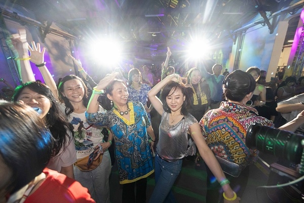 少男少女們回來了！松山文創園區3號倉庫化身Disco舞廳，受到現場氣氛感染，參加者無不拋開束縛，盡情舞動身體。（圖片來源：易志強攝影工作室） 