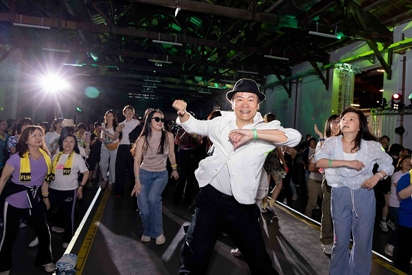 好多男士都秀出好身手，彷彿回到往日時光。（圖片來源：易志強攝影工作室） 