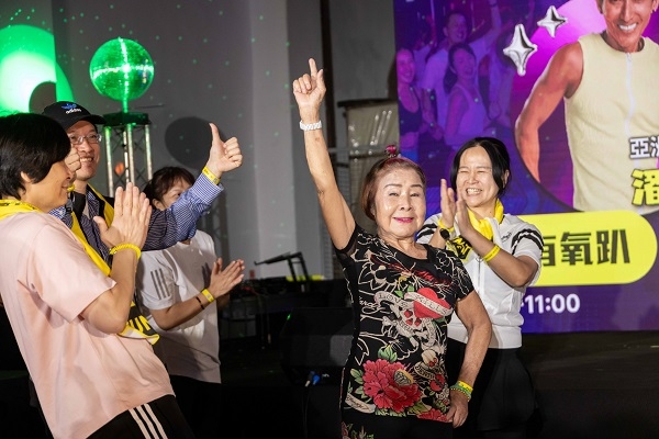 蔡女士打扮時髦，現場參加者看到她87歲仍活力充沛，忍不住幫她鼓掌。（圖片來源：易志強攝影工作室） 