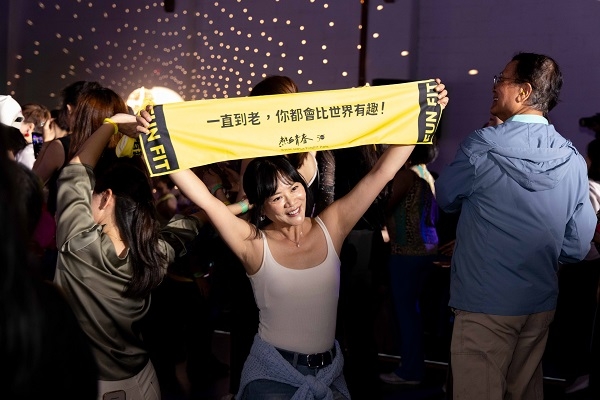 此次活動購票特別贈送《50+》獨家設計運動時尚毛巾設計「一直到老，你都會比世界有趣」，這是我們與讀者的共勉，吸引許多人拍照打卡。 （圖片來源：易志強攝影工作室） 