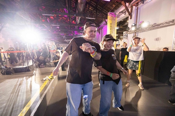 快樂的人生，隨時可以開始。不少夫妻檔報名一起同樂！（圖片來源：易志強攝影工作室） 