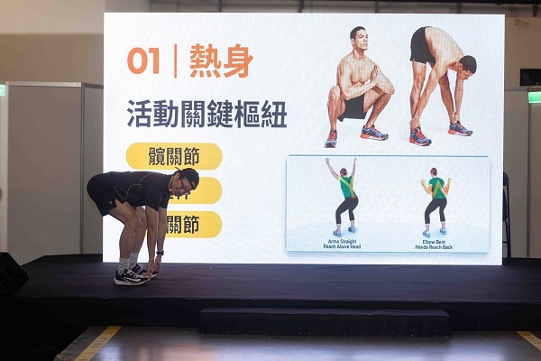為了讓運動融入生活，運動健護資深教練林郁超傳授一套居家肌力鍛鍊法，引導聽眾透過正確的動作設計，隨時隨地為身體儲存健康資產。（圖片來源：易志強攝影工作室） 