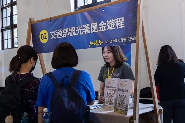 交通部觀光署積極分享專屬樂齡的凰金遊程規劃，呼籲長者邁開腳步出門旅遊，透過高品質的旅行體驗，讓旅遊成為老後生活中最快樂的復能良藥。（圖片來源：易志強攝影工作室） 