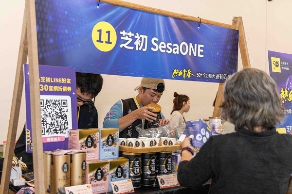 好的睡眠從白天開始！芝初現場展示 2+3 芝優蛋白，以優質營養與關鍵芝麻素為熟齡族補體力、助好眠。（圖片來源：易志強攝影工作室） 