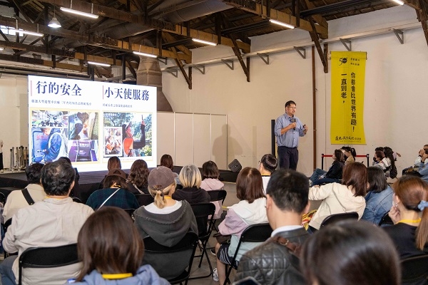 出門想玩得開心又不累嗎？銀髮一起玩創辦人劉大歐剖析讓長者輕鬆享受高品質遊程的心法。（圖片來源：易志強攝影工作室） 