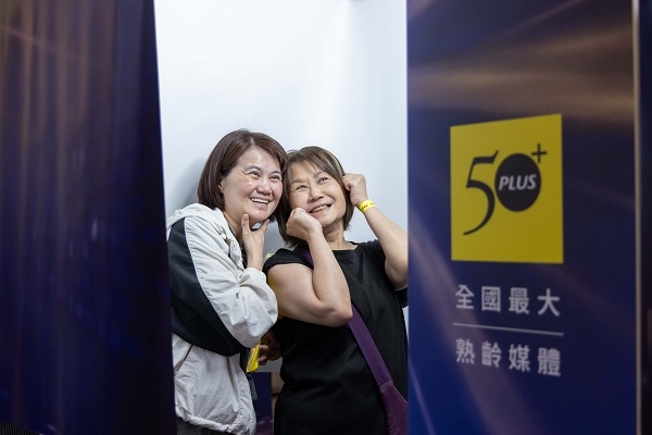 好朋友們一起在拍貼機前擠眉弄眼，留下美好回憶！（圖片來源：易志強攝影工作室） 