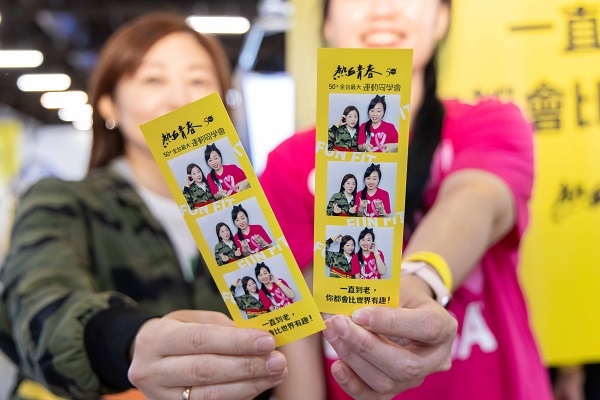 「熱血青春《50+》全台最大運動同學會」當天，好友一起用拍貼機把回憶化為看得見的幸福。（圖片來源：易志強攝影工作室） 