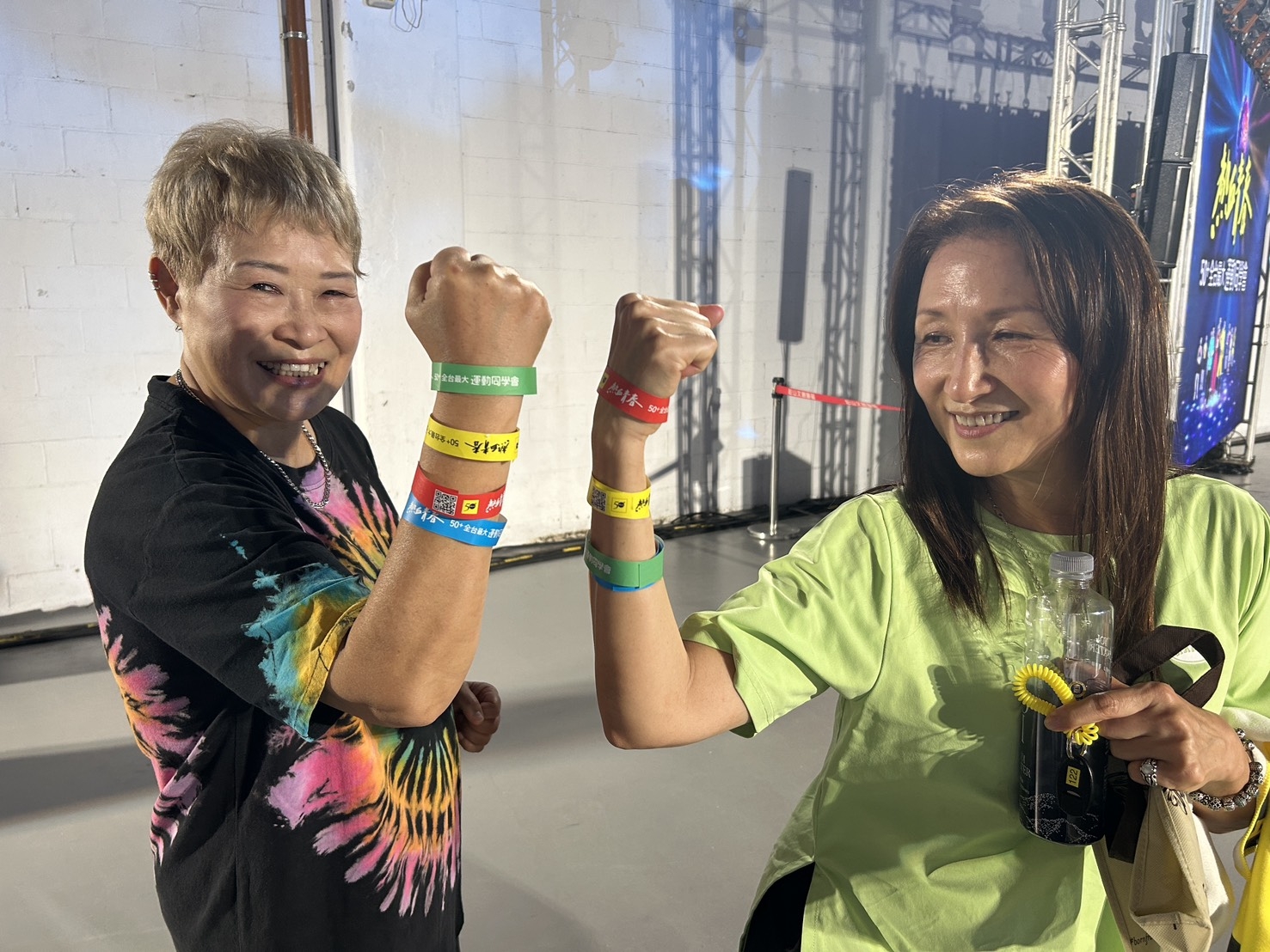 不少讀者連買4場票，從早跳到晚！劉姓姐妹一起自豪秀出他們4個顏色的入場手環，挑戰好體力。（圖片來源：王美珍）